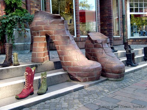 Schuhe aus Backsteien in HS Rostock